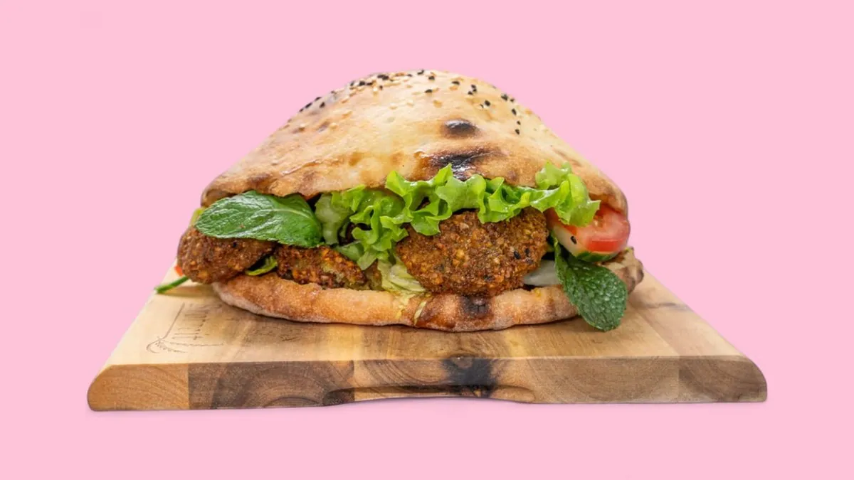 Falafel-Sandwich mit Salat im Sesambrot